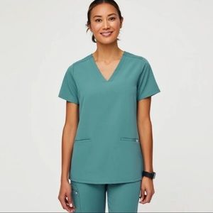 Casma Three-Pocket Scrub Top figs hydrogreen small
